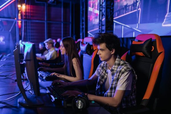 Comment organiser une soirée jeux vidéo compétitive avec des tournois de e-sport ?